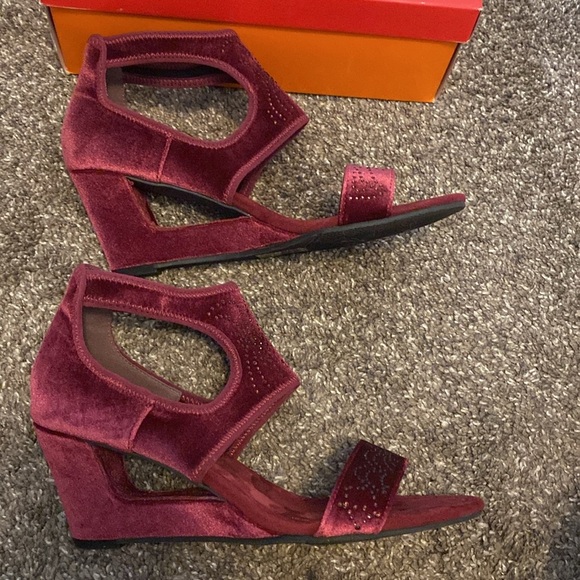 New York Transit Wine Velvet Beaded Open Toe Ankle Wedges sz 8.5 NIB - Picture 5 of 8